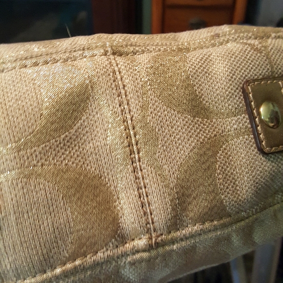 New Coach Handbag - Picture 5 of 9